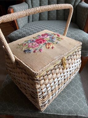 Vintage 1960’s Needlepoint tapestry lid Wicker sewing box Penney’s Fashion EUC